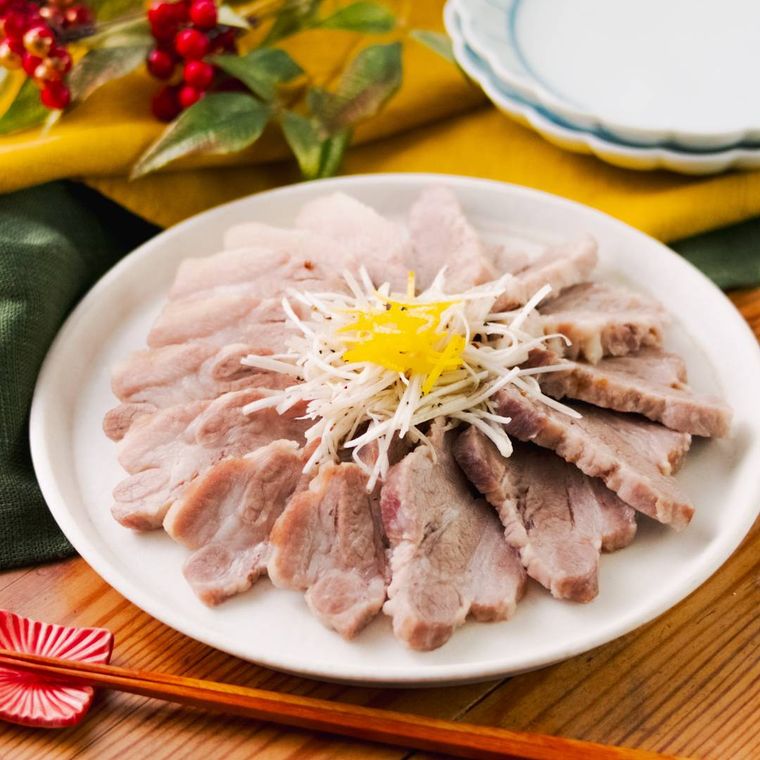 白い皿に盛りつけられた豚肩ロース肉の塩麹チャーシュー