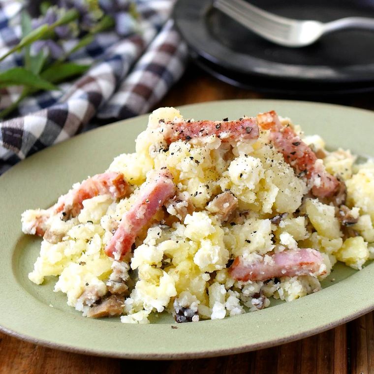 皿に盛りつけられたいぶりがっことベーコンのポテトサラダ