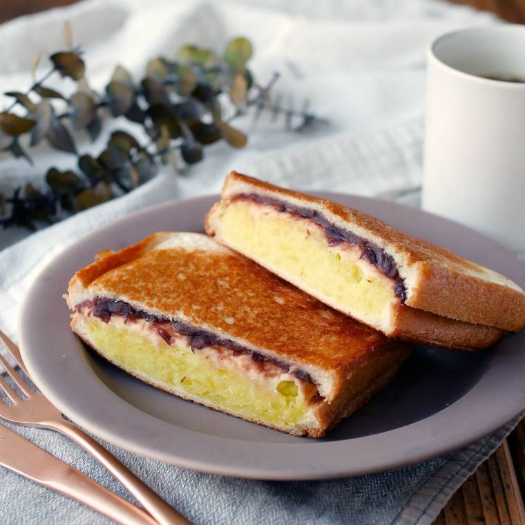 丸い皿に盛りつけられたスイートポテトホットサンド