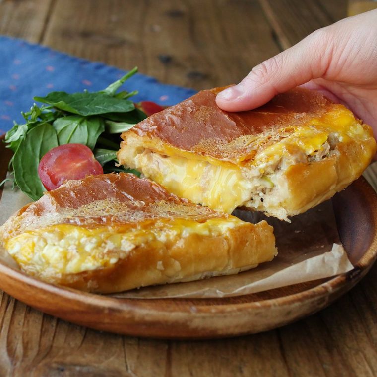 木の皿に盛りつけられたとろけるチーズのツナたまパニーニ