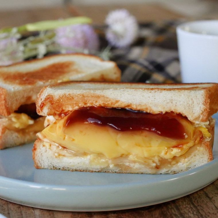 皿に盛りつけられたまるごとプリンとバナナのホットサンドの断面