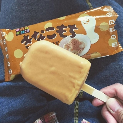 ファミマ限定!チロルチョコ「きなこもちアイスバー」の新食感が大人気