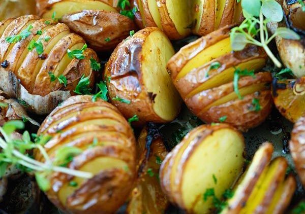 ジャガイモを丸ごと美味しく ガーリックハーブ ローストポテト のレシピ Macaroni