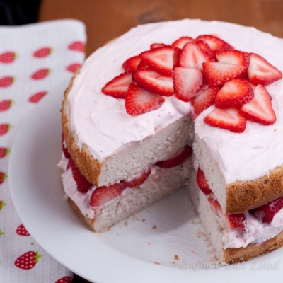 甘酸っぱさが絶妙「いちごケーキのクリームチーズフロスティング」のレシピ