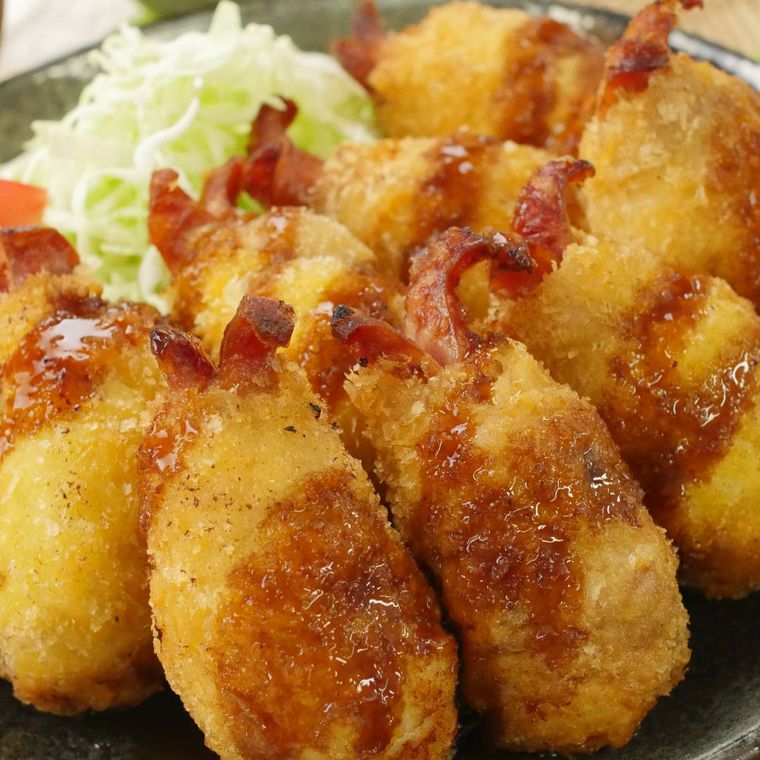 黒い皿に盛り付けた肉巻きウインナーフライ