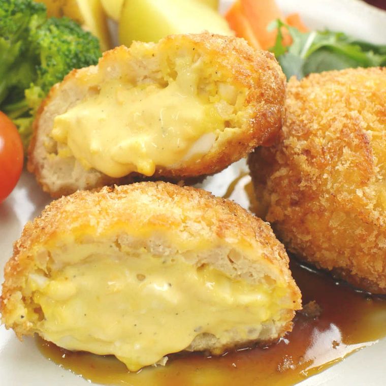 白い皿に盛り付けたタルタルソースin鶏メンチカツ