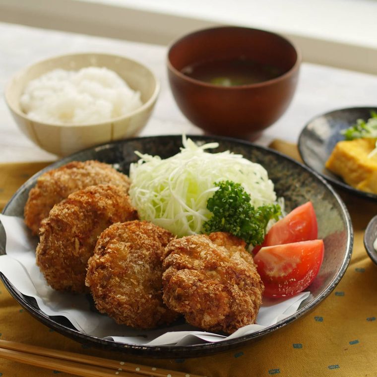 黒い皿に盛り付けたざく切り豚こまメンチ