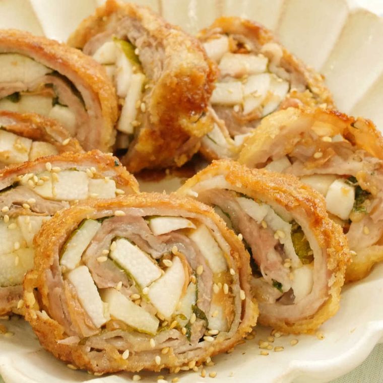 白い陶器に盛り付けた豚バラ肉で長芋ミルフィーユロールカツ