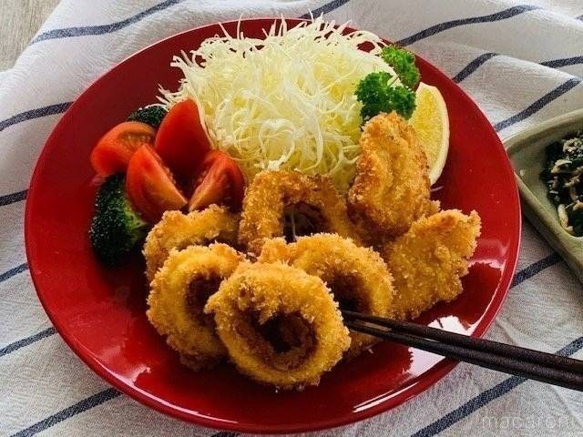 赤い皿に盛られたイカフライとサラダ