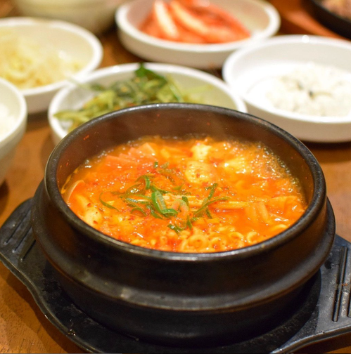石鍋に入ったプデチゲと小鉢が4つのアリランのプデチゲ定食