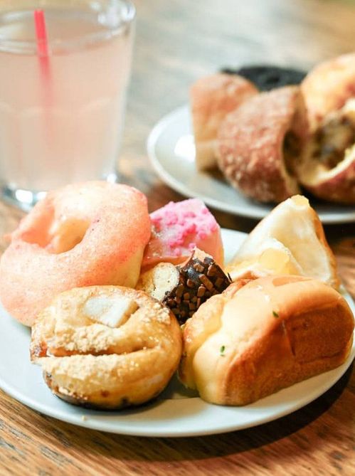 パンビュッフェ肉イタリアン 茶屋町 ファクトリーカフェのお皿に盛ったパンとグラスに入ったドリンク