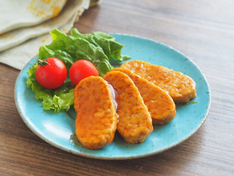 水色の皿に盛られたテンペの照り焼き