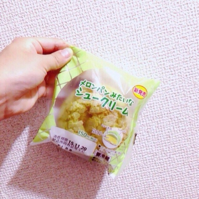 ザクふわ新食感♩ローソンの「メロンパンみたいなシュークリーム」が人気