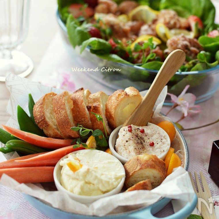 クリームチーズのディップ2種が皿に入っているところ