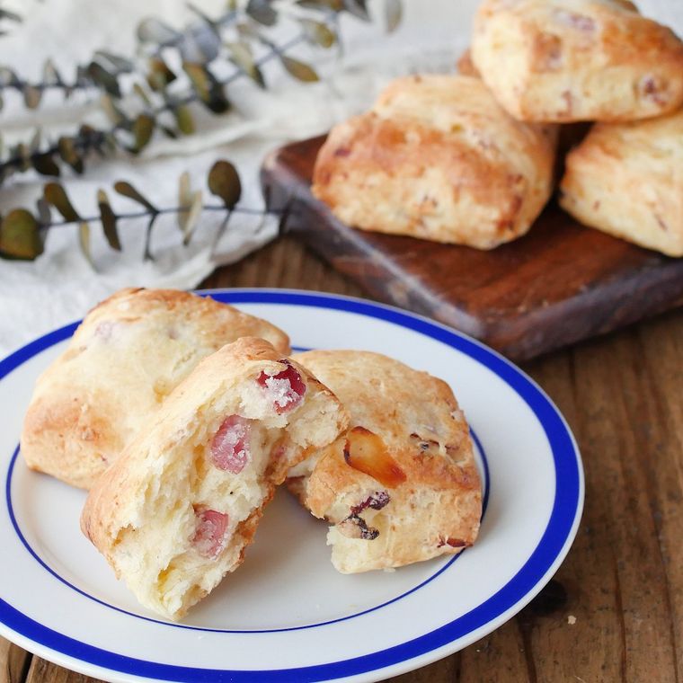 オニオンチーズスコーンが皿に盛り付けられているところ