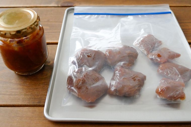 油みそ入りの保存瓶と、ラップで小分けにしてフリーザーバッグに入れた油みそ