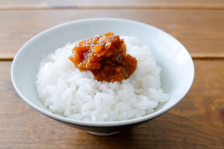 油みそがのっているごはん