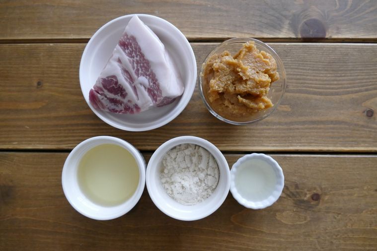 油みその材料が並ぶ木製テーブル