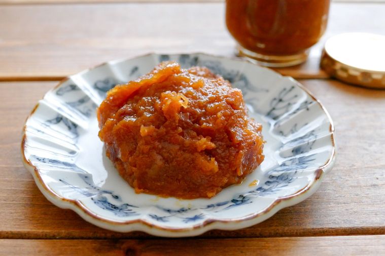 油みそがたっぷりのっている小皿と油みそ入りの保存瓶