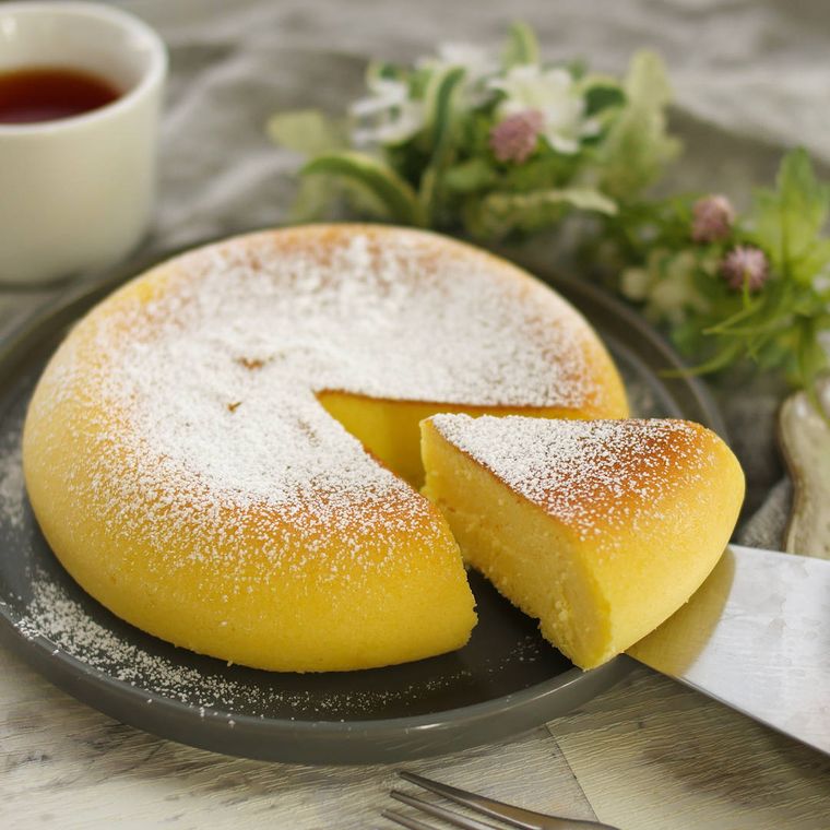 グレー色の丸皿に盛られた、スフレチーズケーキ