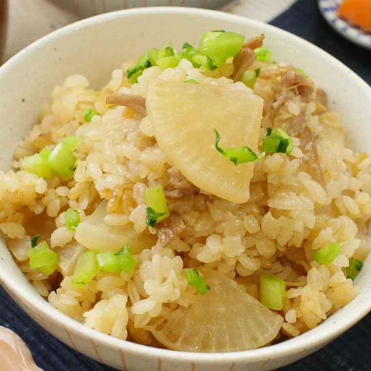 茶碗に入った豚バラ肉と焼き大根の炊き込みごはん