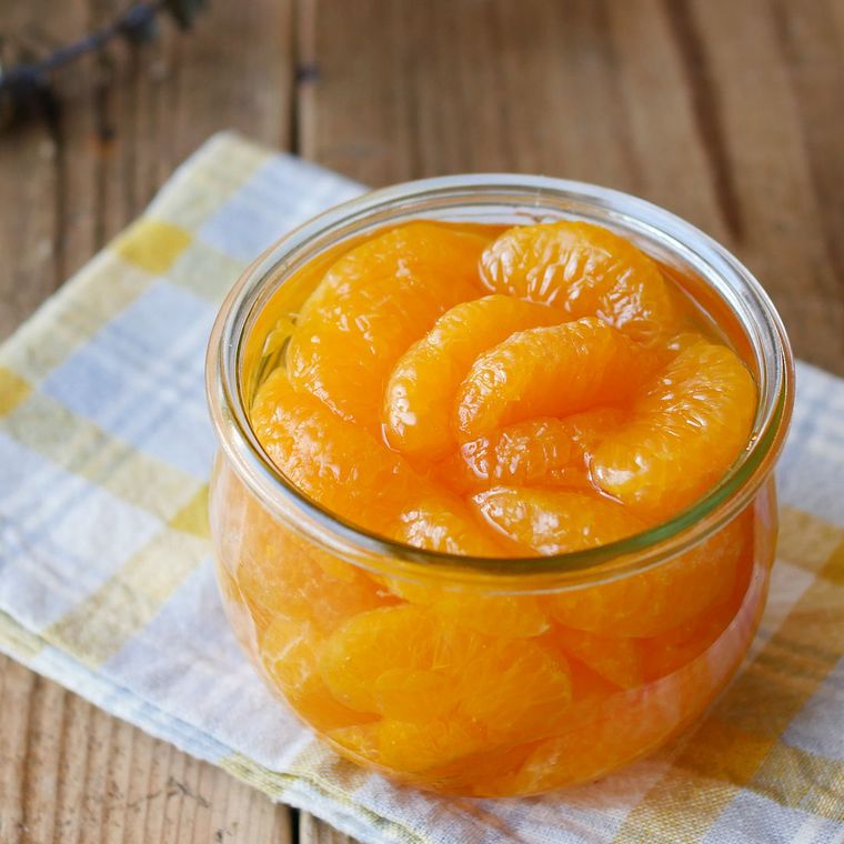 ガラスの器に入った、丸ごとみかんのシロップ漬け