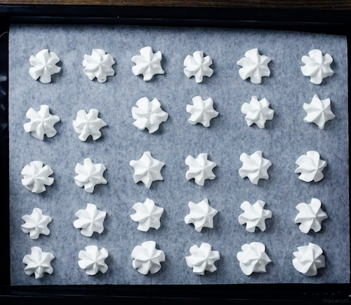 サクしゅわ食感 メレンゲクッキー の作り方 パティシエの解説つき 2ページ目 Macaroni