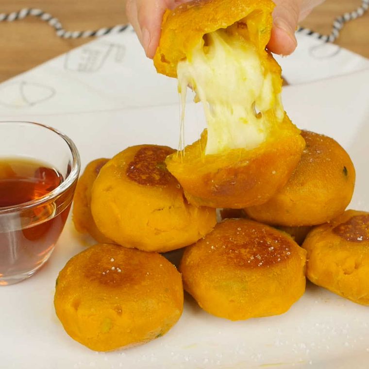 白色の皿に盛られたかぼちゃもち