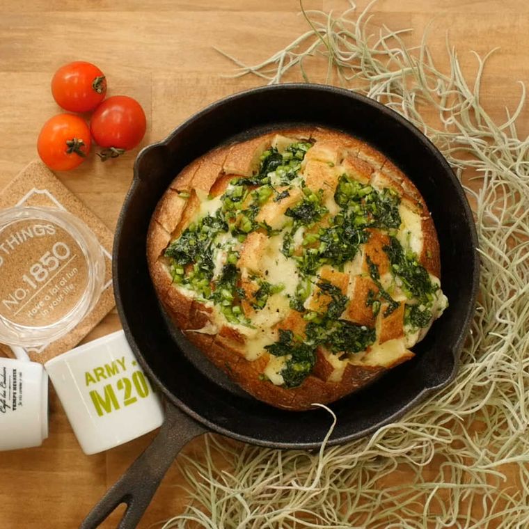 スキレットに入ったプルアパートブレッド