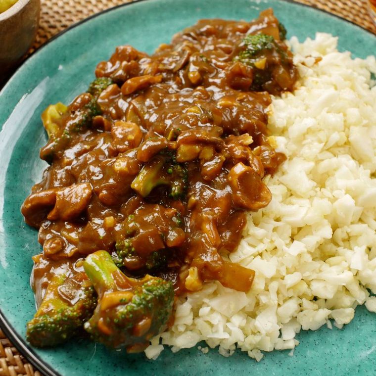 青い器に盛り付けられたカリーフラワーライス