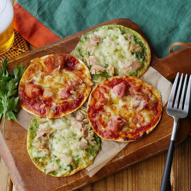 バジルソースとトマトソースの餃子の皮ピザ