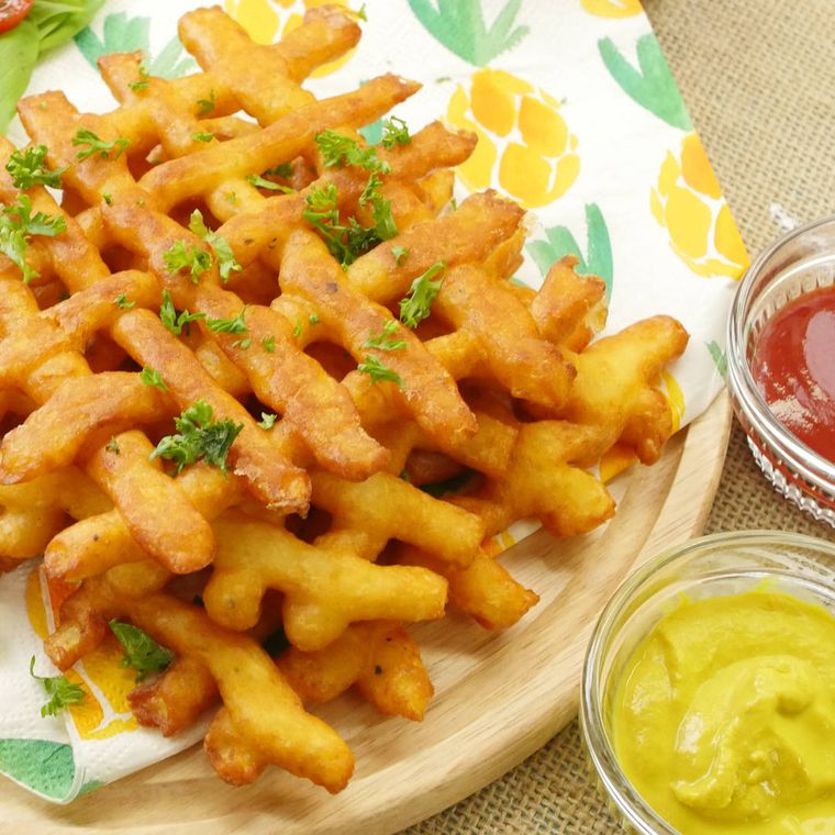 ウッドプレートに盛り付けたマッシュポテトの編み込みフライ