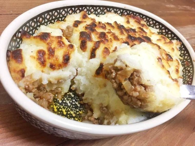 グラタン皿に入ったマッシュポテトのチーズグラタン