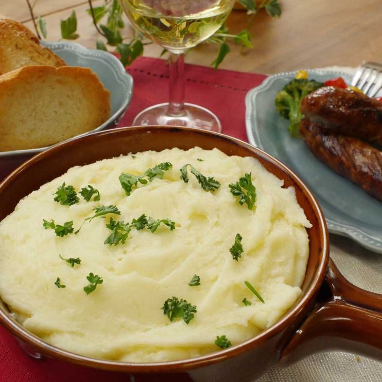 茶色い器に入っているチーズ入りマッシュポテト