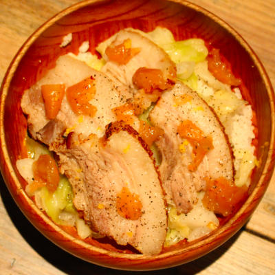 渋谷の人気ビストロが作る「自家製ベーコンのキャベツ煮丼」レシピ