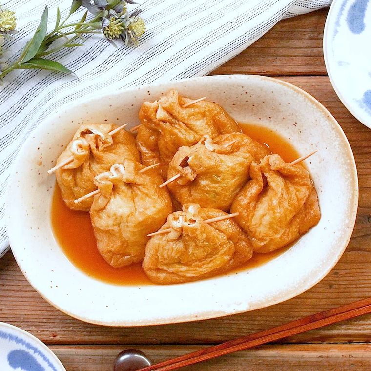 皿に盛り付けられたキャベツとチーズの甘辛巾着