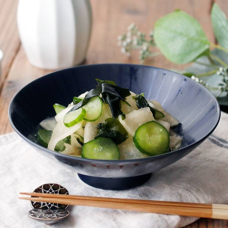 黒い器に盛られた、大根ときゅうりの酢の物