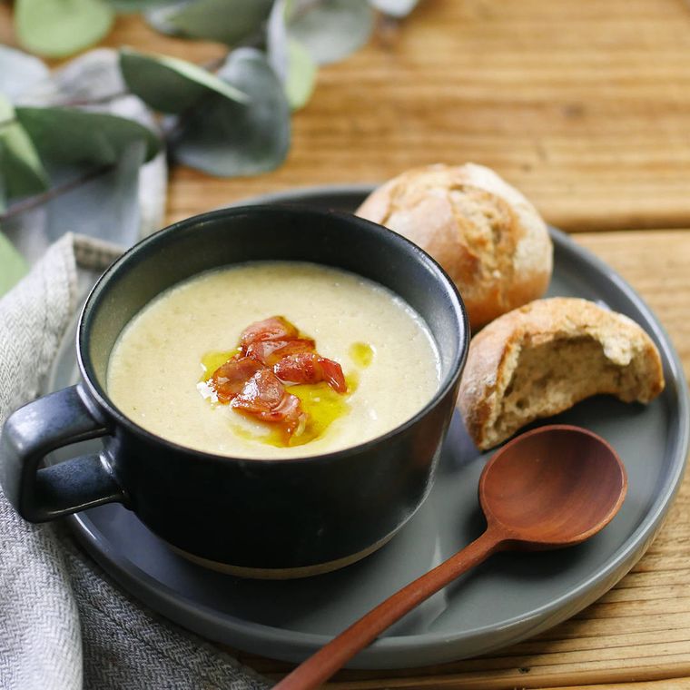 カップに盛り付けられたかぶの豆乳ポタージュ