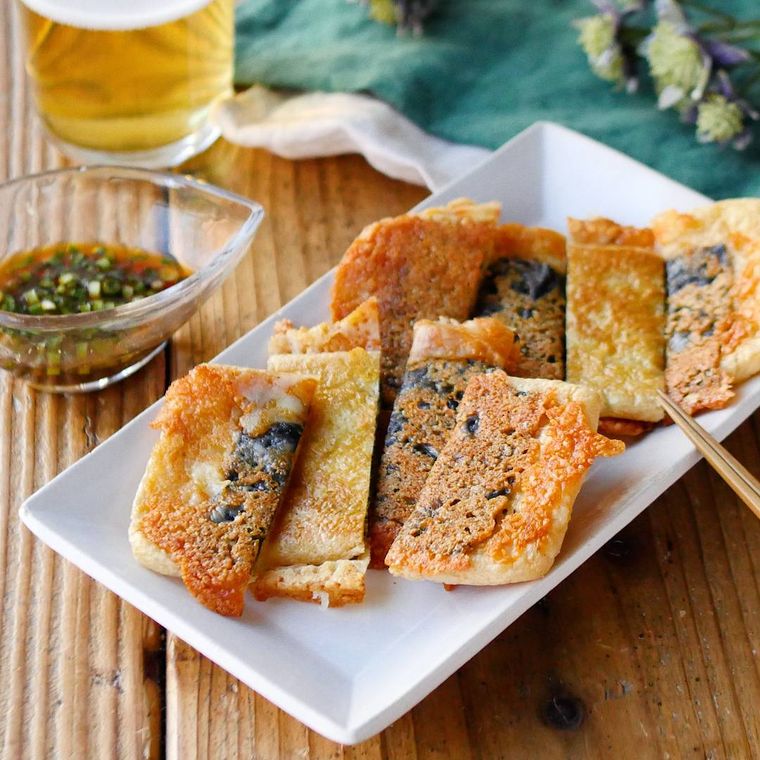 カットして白い皿に盛られた、油揚げの磯部チーズ焼き