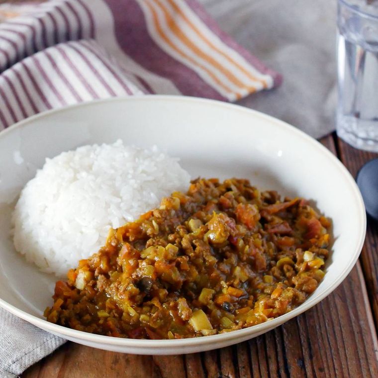 皿に盛り付けられた大豆ミートのキーマカレー