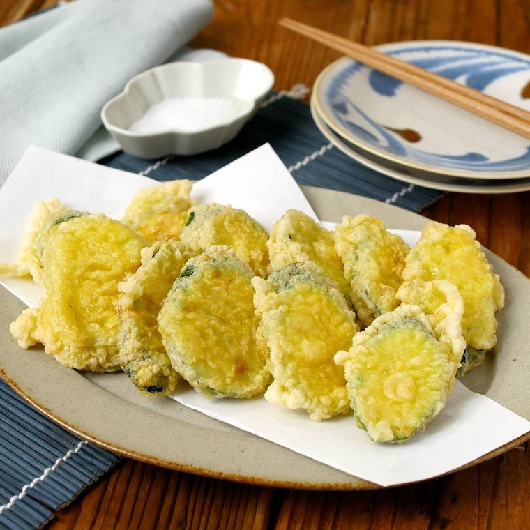 皿に盛り付けられたズッキーニの天ぷら