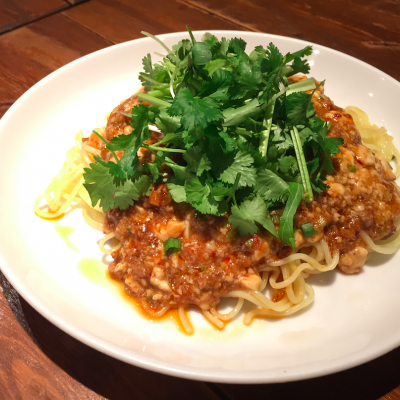 池袋の人気アジアンビストロが作る『パクチー麻婆タンタン麺』のレシピ