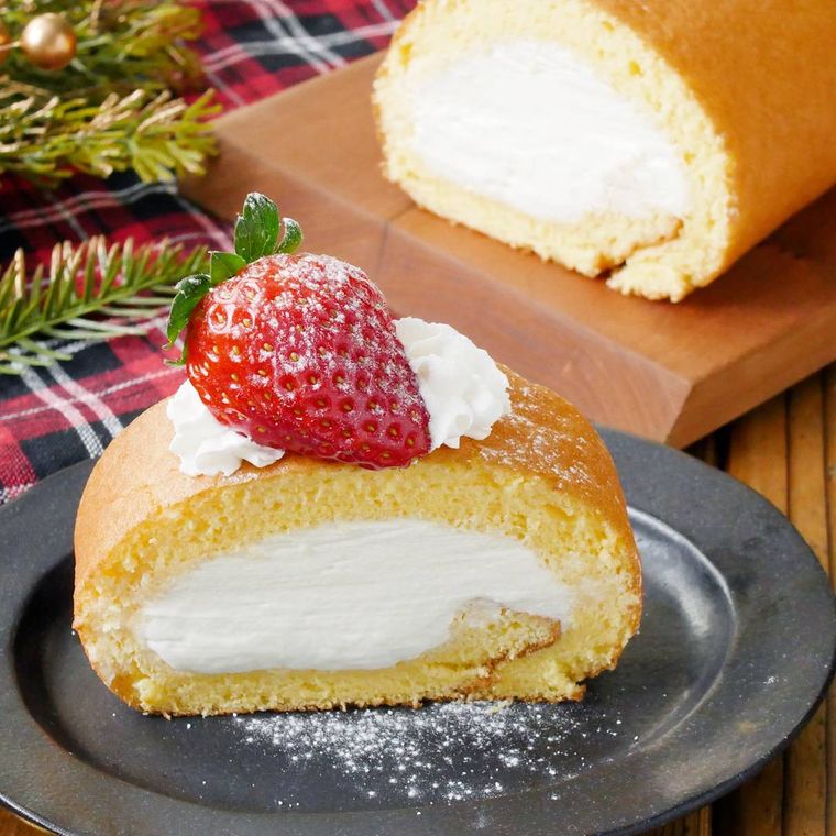 黒い皿に盛りつけられたふわふわロールケーキ