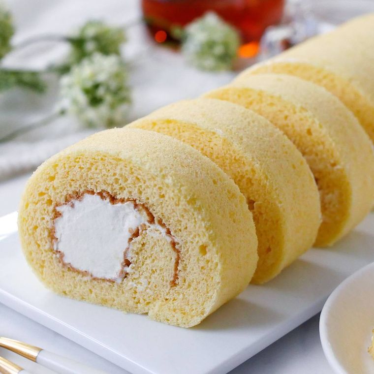 白いプレートに盛りつけられた米粉のロールケーキ