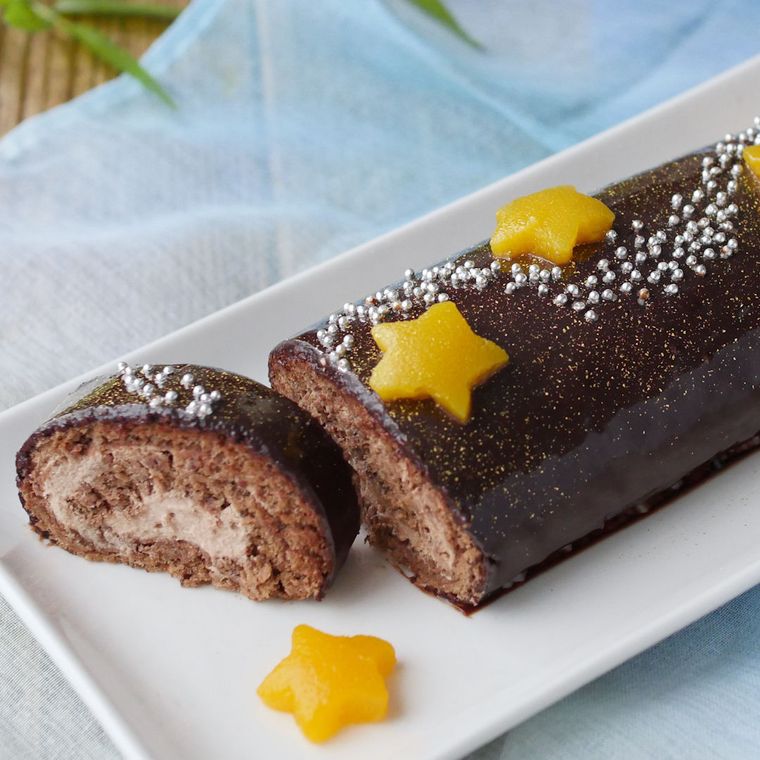 白い皿に盛りつけられた七夕ロールケーキ