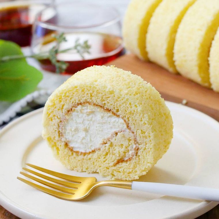 白い皿に盛りつけられた基本のロールケーキ