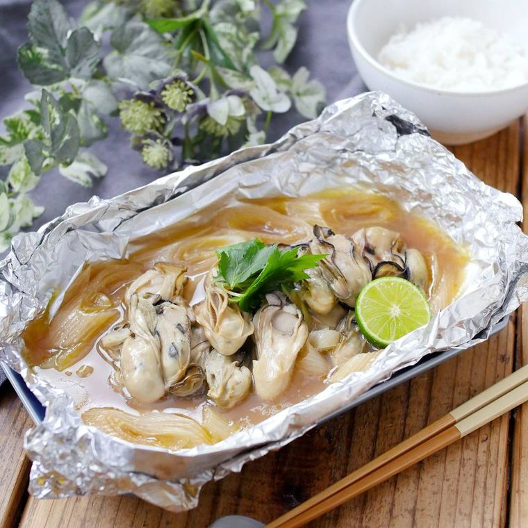 水色の皿に盛り付けたかきのホイル焼き