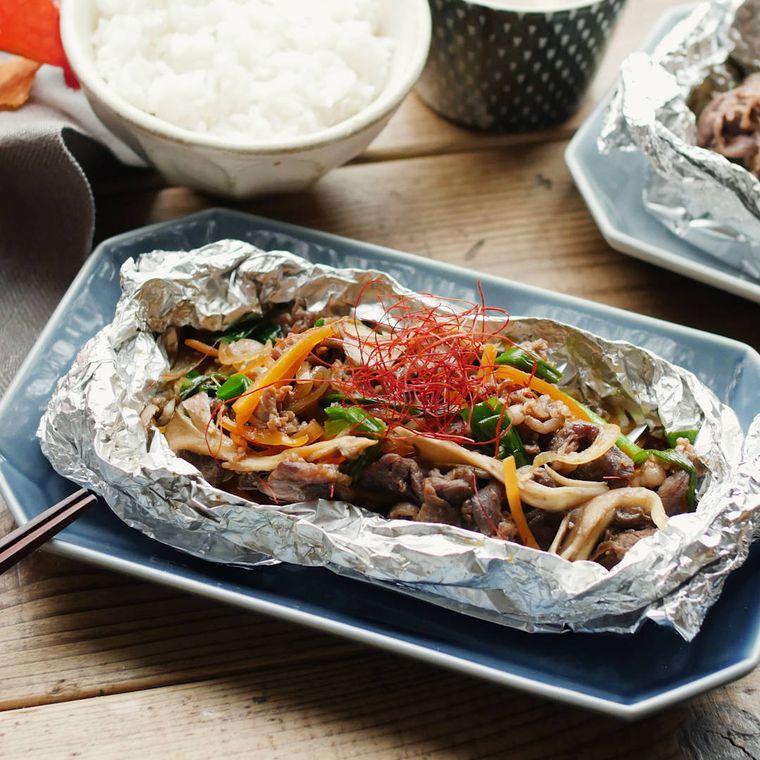 六角皿に盛り付けたホイルで旨辛プルコギ