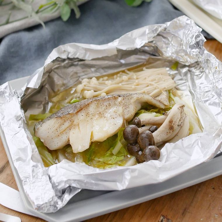 白の平皿にのせたきのことたらのホイル焼き