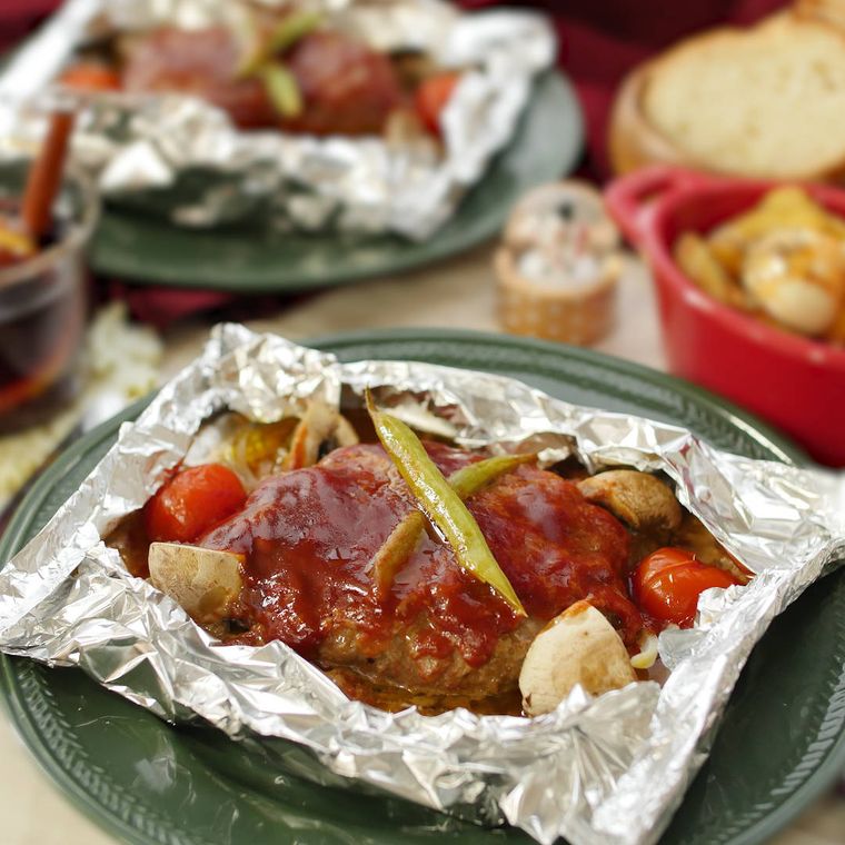 丸皿に盛り付けた包み焼きハンバーグ